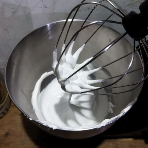 Icing sugar: Mixer putih telur, gula halus dan vanila bubuk hingga mengembang, kemudian masukan air perasan lemon, lanjutkan mixer hingga icing sugar mengental.
