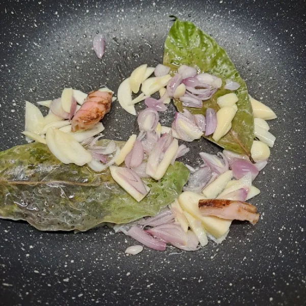 Tumis irisan bawang putih, bawang merah, lengkuas dan daun salam sampai harum dan wangi.