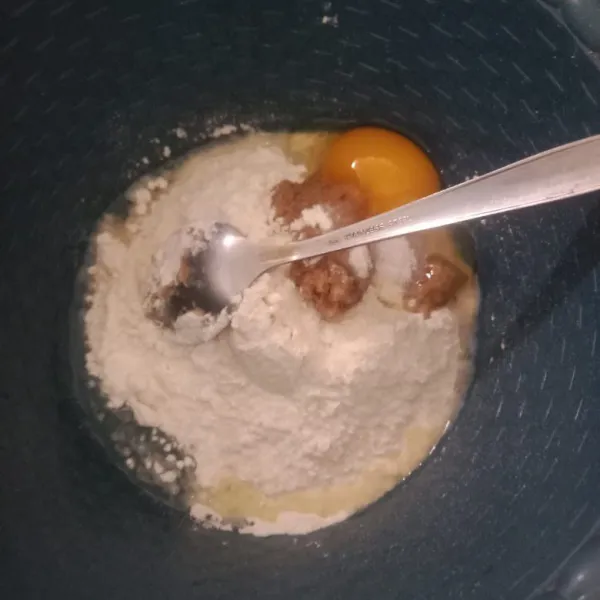 Campurkan tepung beras, telur, bumbu halus, penyedap dan ketumbar bubuk, aduk rata.
