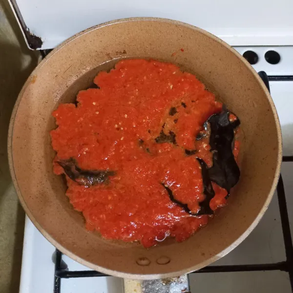 Panaskan minyak secukupnya pada wajan, tuang bahan sambal, masak bersama daun salam hingga harum, beri garam dan gula merah, masak hingga berminyak.