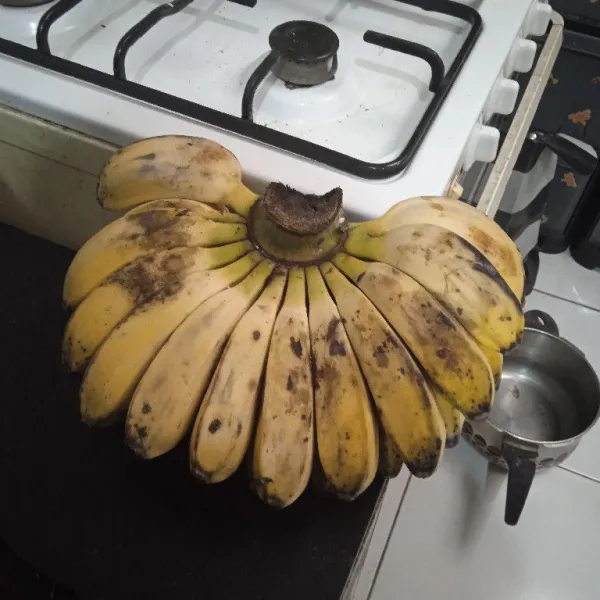 Kupas pisang.