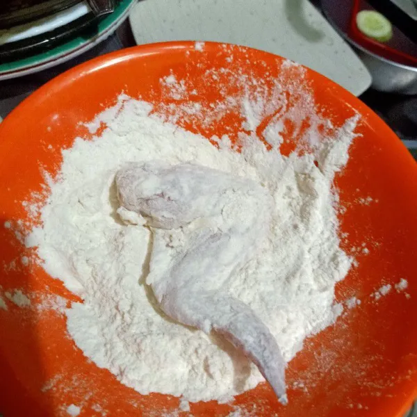 Lalu setelah ayam terlumuri adonan basah gulingkan kedalam tepung kering. Gulingkan sampai semua tercampur rata.