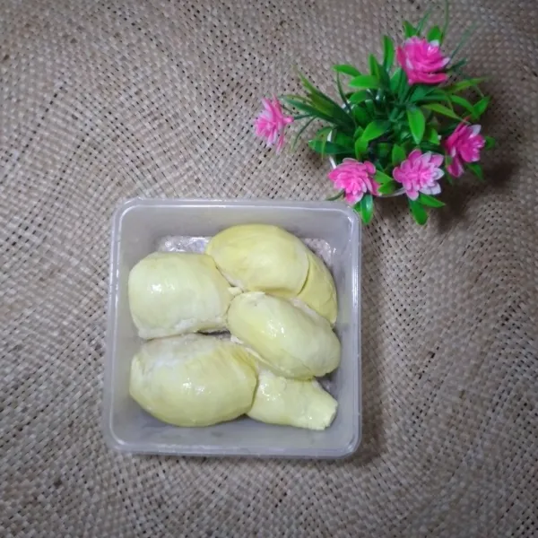 Kupas kulit durian pisahkan bijinya.