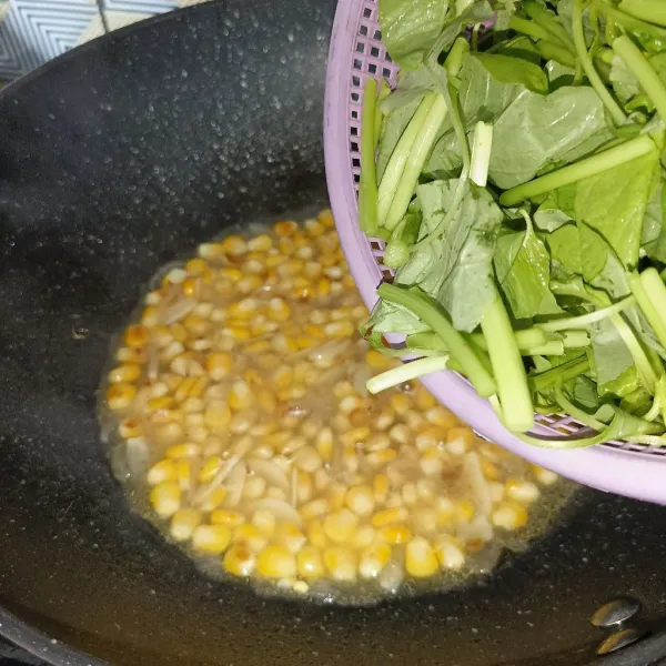 Masukkan bayam dan aduk-aduk sampai bayam layu.