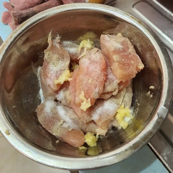 Beri merica, garam dan bawang putih. Aduk hingga tercampur rata.