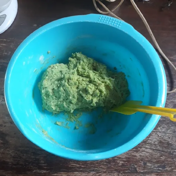 Campurkan ubi, tepung terigu, susu, ragi, gula dan telur, aduk rata. Tambahkan air suji sedikit demi sedikit sambil diuleni hingga rata. Jangan terlalu lembek.