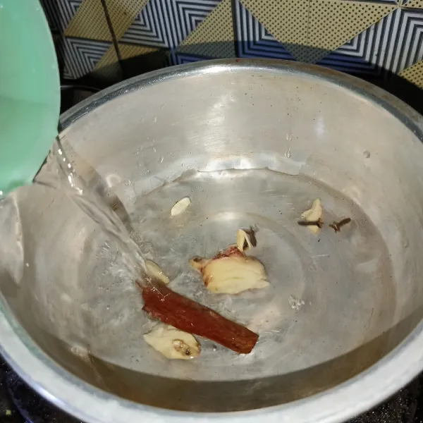 Kemudian tuang air dan rebus sampai mendidih.