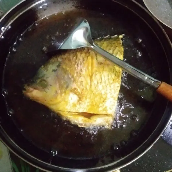 Goreng ikan setengah matang, angkat, tiriskan.