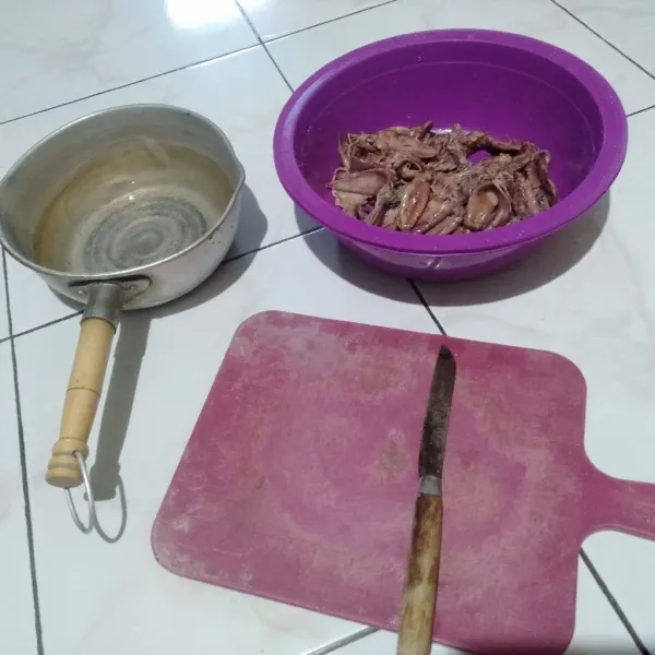 Rendam cumi dengan air panas, diamkan, lalu cuci berkali-kali hingga cumi tidak terlalu asin, setelah itu potong cumi sesuai selera anda.