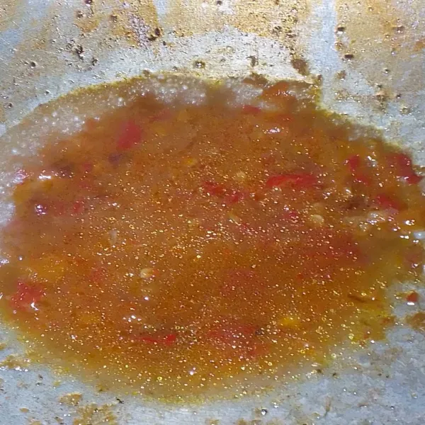 Tambahkan air, gula, dan penyedap rasa. Koreksi rasa, dirasa sudah pas masukan telur yang sudah di ceplok tadi.