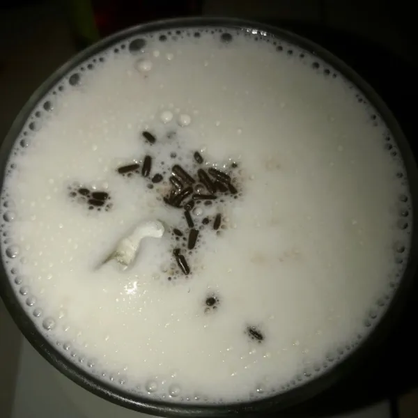 Beri taburan mesis diatas minuman.