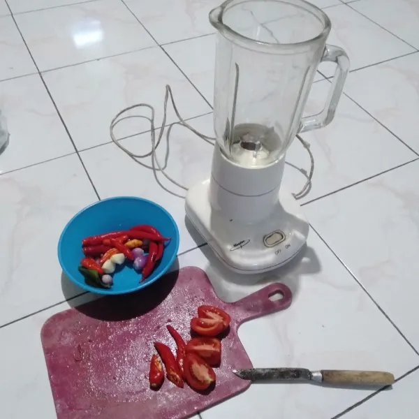 Potong-potong bawang merah, bawang putih, cabai dan tomat, lalu haluskan.
