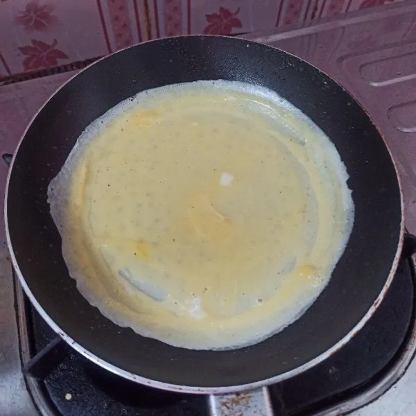 Panaskan teflon, olesi dengan sedikit minyak goreng, tuang adonan telur secukupnya kemudian panggang hingga matang.