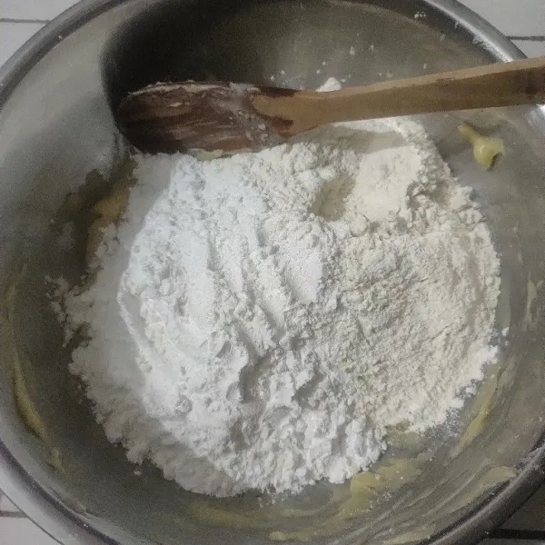 Masukkan bahan kering tepung sagu dan terigu, tuang air sedikit-sedikit sambil diaduk hingga kalis dan bisa dibentuk.