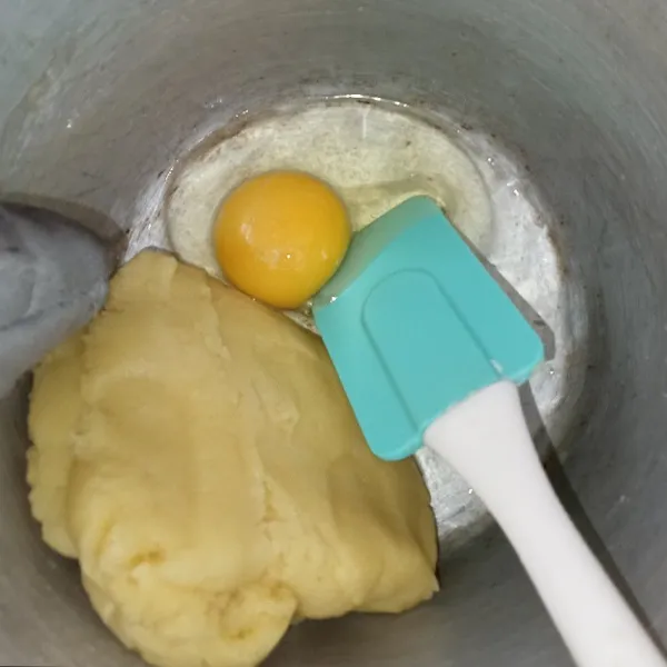 Masak air, susu cair, gula, garam dan margarin hingga margarin leleh kemudian matikan api. Masukkan tepung lalu aduk rata, setelah rata masukkan telur aduk rata kembali.