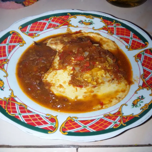 Telur ceplok pedas manis siap disajikan