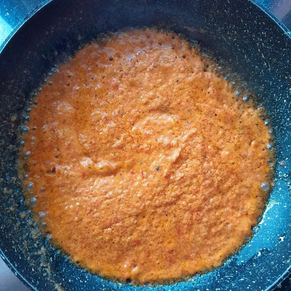 Panaskan secukupnya minyak goreng, masukkan bumbu yang sudah di haluskan. Tumis hingga bumbu harum.