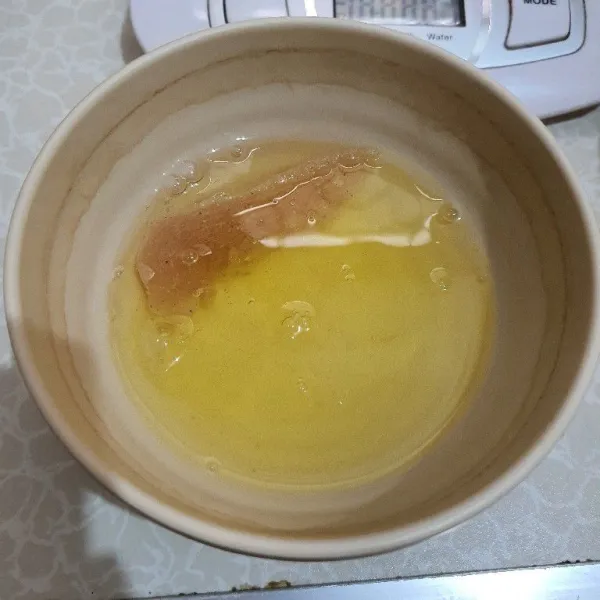 Celupkan tiap potongan ayam dalam putih telur.