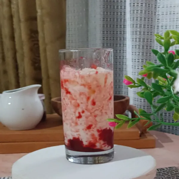 Nanti selai strawberry akan membuat pola abstrak khas minuman korean strawberry milk.