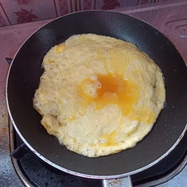 Kocok lepas telur dan sedikit garam kemudian goreng hingga matang, setelah matang potong memanjang.