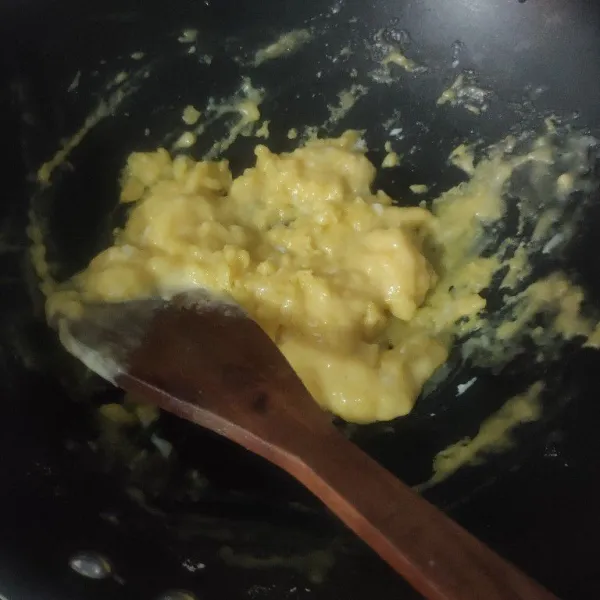 Membuat isian, panaskan sedikit minyak, masukan kocokan telur, aduk-aduk jangan terlalu kering, matikan.