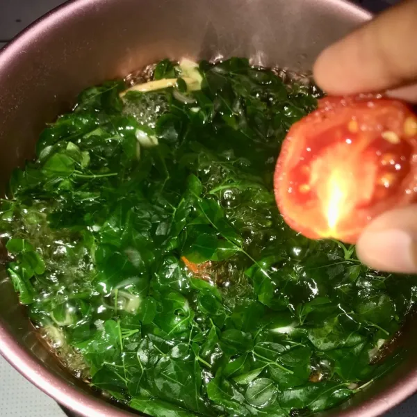 Tambahkan tomat untuk menetralkan rasa getir dari daun kelor, tes rasa dan siap disajikan.