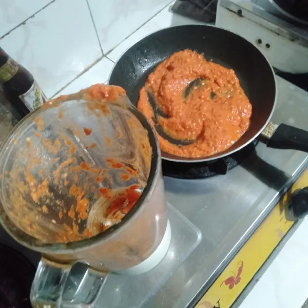 Setelah bumbu halus siap, tumis bumbu hingga matang dengan minyak secukupnya.