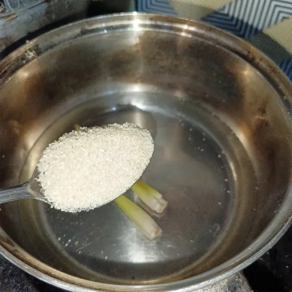 Rebus serai, gula pasir dan air sampai mendidih dan gula larut, lalu biarkan sampai hangat.
