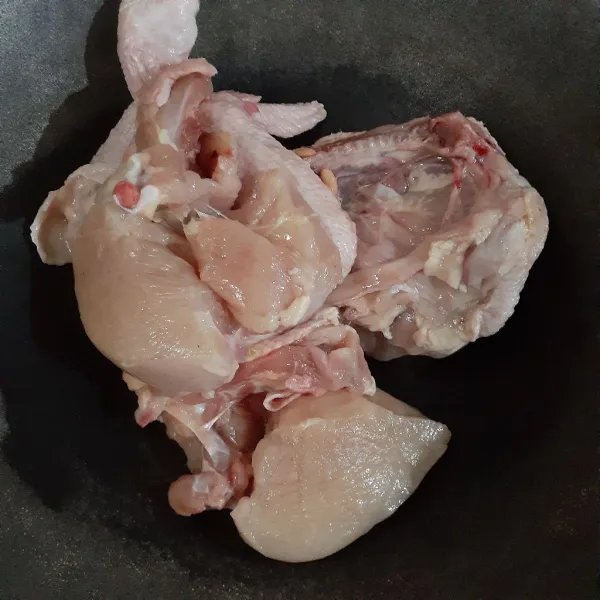 Pada wajan letakkan daging ayam.