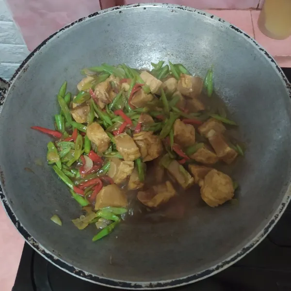 Tambahkan kecap manis, aduk dan koreksi rasa.