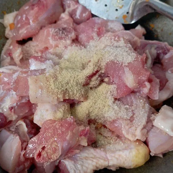 Setelah bumbu dingin (hangat), masukkan ayam yang telah dimarinasi. Tambahkan lagi garam, gula dan kaldu bubuk, aduk merata.