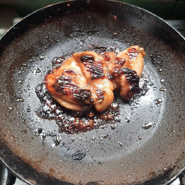 Olesi ayam yang dipanggang dengan saus lada hitam, panggang dengan api kecil sampai steak benar-benar matang.