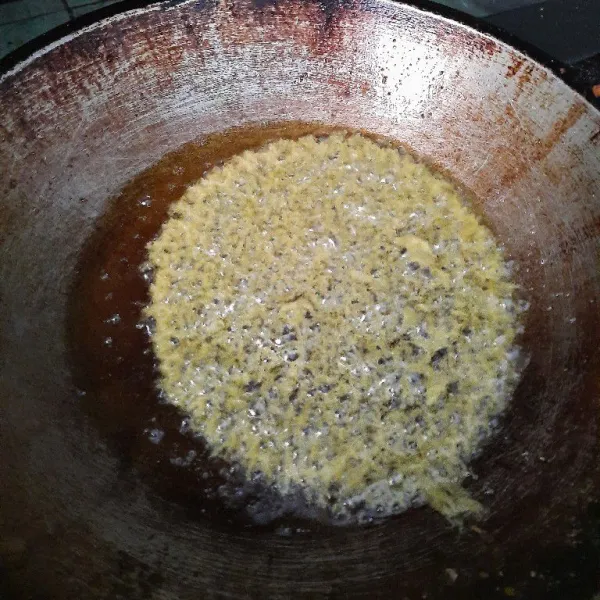 Panaskan minyak semprot adonan ke dalam minyak panas, biarkan sampai berbentuk sarang.