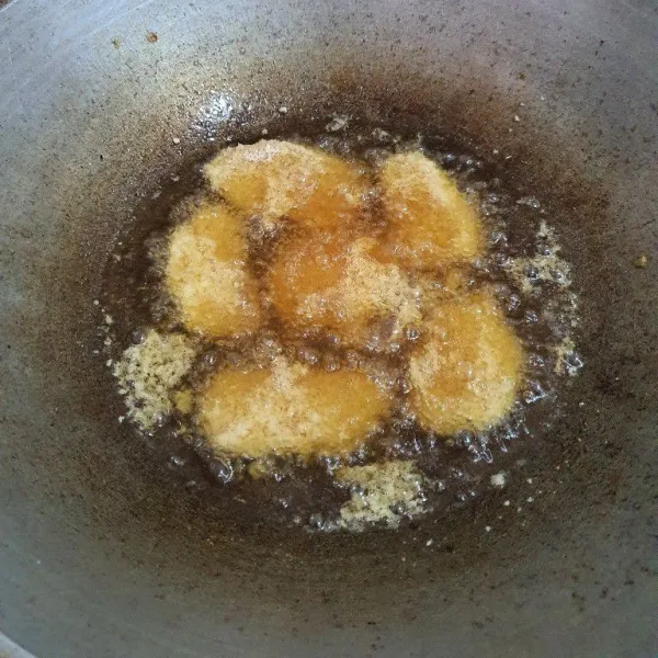 Goreng dalam minyak panas & banyak hingga kuning keemasan. Sajikan ayam dengan sausnya.