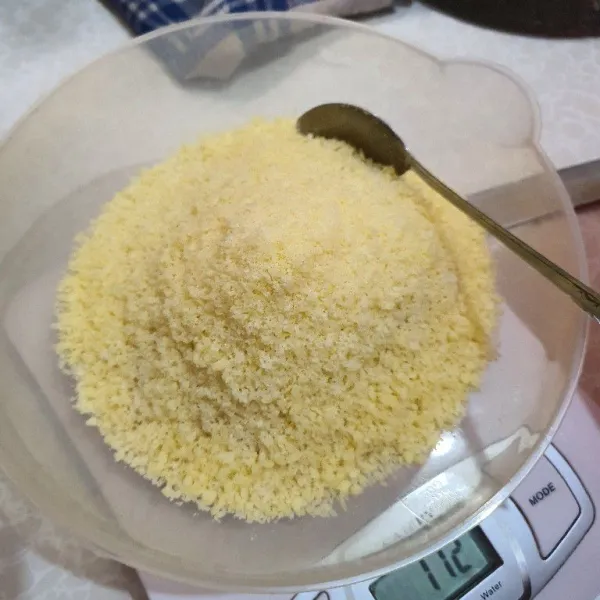 Pelapis : campur keju & tepung panir/roti hingga rata