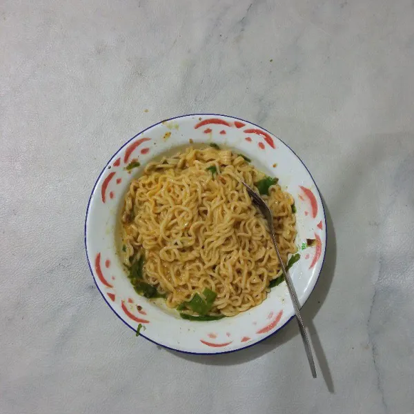 Kocok mie, aduk hingga tercampur rata.