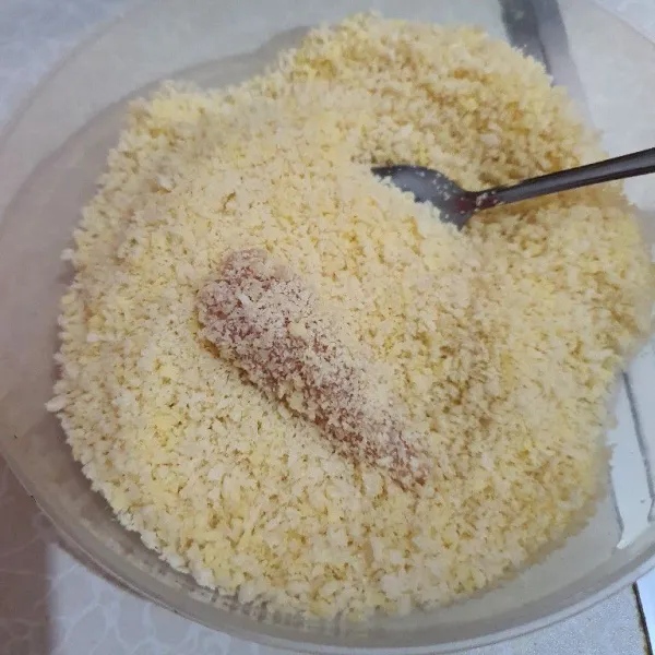Lapisi tiap potongan ayam dengan campuran bahan pelapis hingga rata.