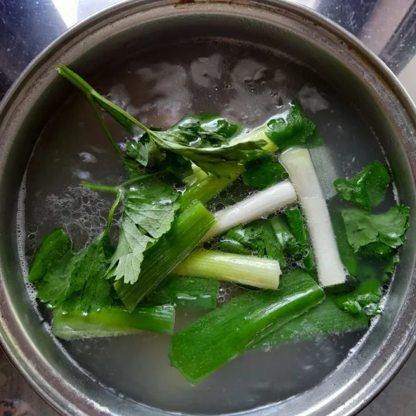 Setelah bebek empuk, masukkan daun seledri dan daun bawang, masak hingga layu. Koreksi rasa, matikan api. Ambil daging bebek, potong sesuai selera, sisihkan.