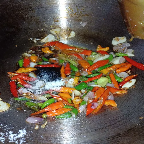 Tumis bawang merah dan putih sampai harum. Masukkan irisan cabai dan laos. Aduk sebentar, beri saus tiram, gula merah, dan garam. Aduk merata lagi.