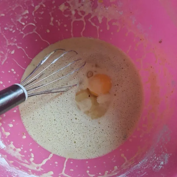 Aduk-aduk lalu masukan telur, aduk kembali sampai telur tercampur rata, lalu masukan adonan ke dalam botol yang tutupnya telah diberi beberapa lubang.