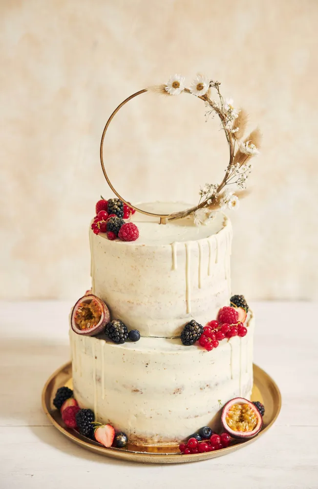 8. Kue pernikahan rustic berhias buah segar
