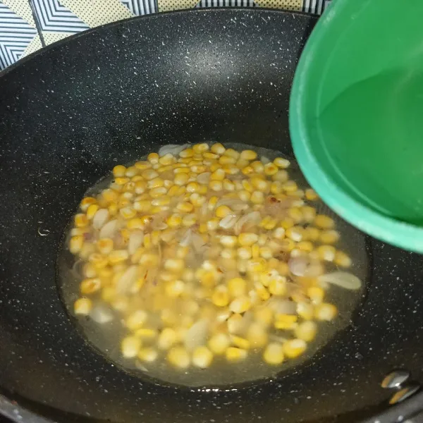 Kemudian tuang air dan masak sampai jagung matang.