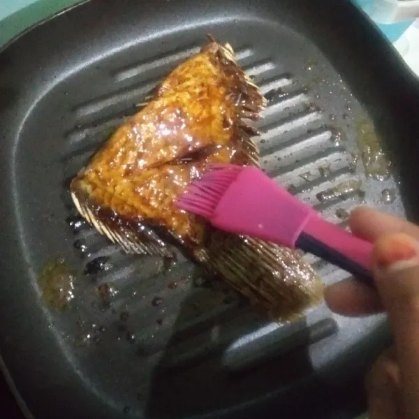 Panggang ikan sembari dioles dengan bumbu oles dan bolak balik ratakan. Panggang hingga ikan matang dan bumbu meresap, angkat dan sajikan dengan lalapan dan sambal.