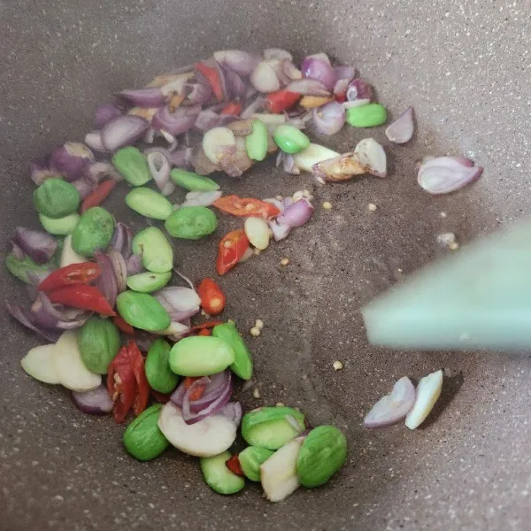 Panaskan minyak, tumis bumbu iris hingga harum, masukkan daun salam dan jahe. Tambahkan petai.