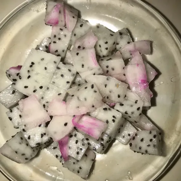 Potong dadu buah naga.