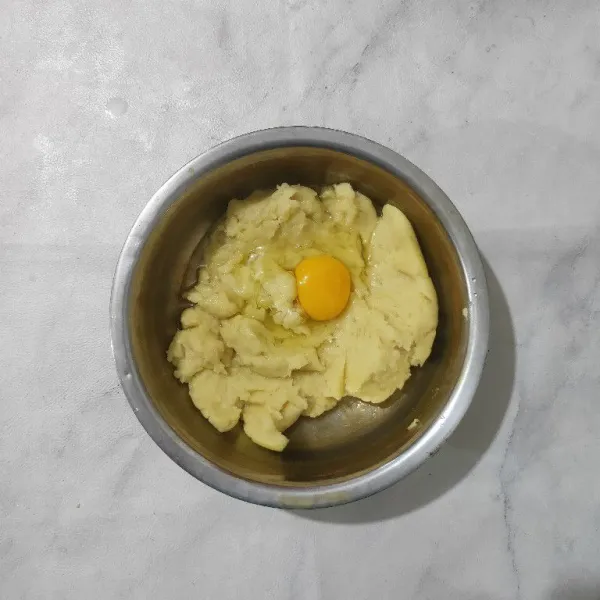 Pindahkan adonan dalam wadah, lalu tambahkan telur satu persatu sampai tercampur rata.