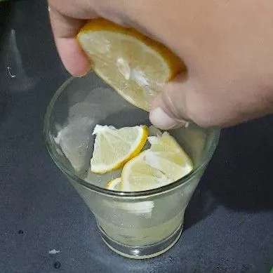 Tambahkan irisan lemon.
