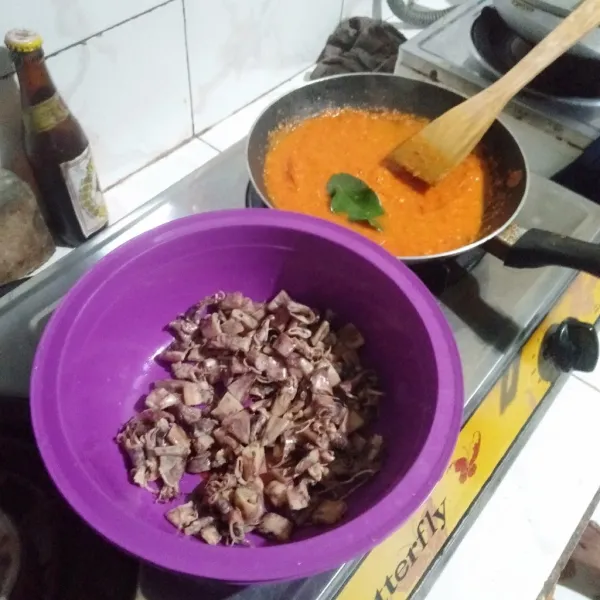 Jika bumbu sudah matang, masukkan daun jeruk dan cumis asin, aduk hingga rata. Tambahkan gula, lada, penyedap rasa secukupnya, dan juga garam sedikit saja karena cumi nya sudah asin, aduk hingga rata, masak hingga matang.