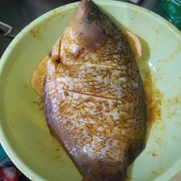 Masukkan bumbu marinasi ikan siap pakai, balur dan ratakan, diamkan 15-20 menit.