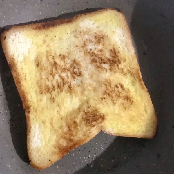 Panggang roti dengan margarine hingga kecoklatan.